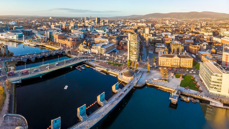 Una vista icónica de Belfast, Reino Unido  