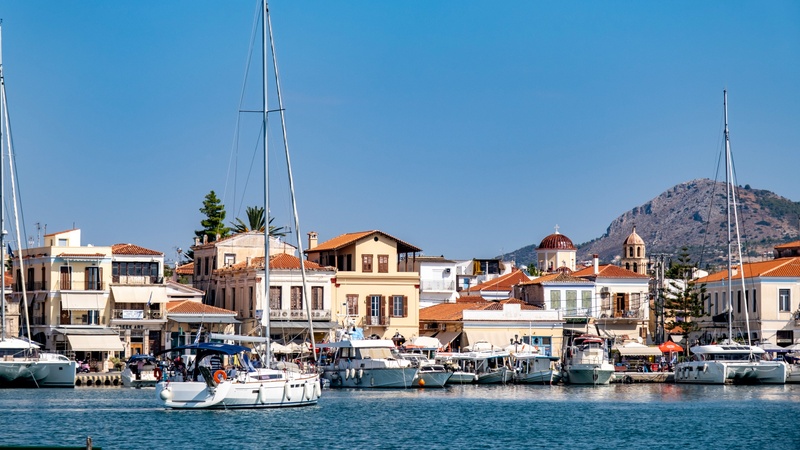 Una vista icónica de Egina, Grecia  