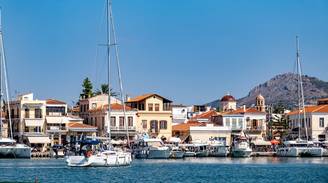 Una vista iconica di Egina, Grecia