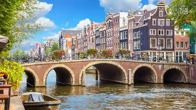 Een iconisch uitzicht op Amsterdam (via Rotterdam)
